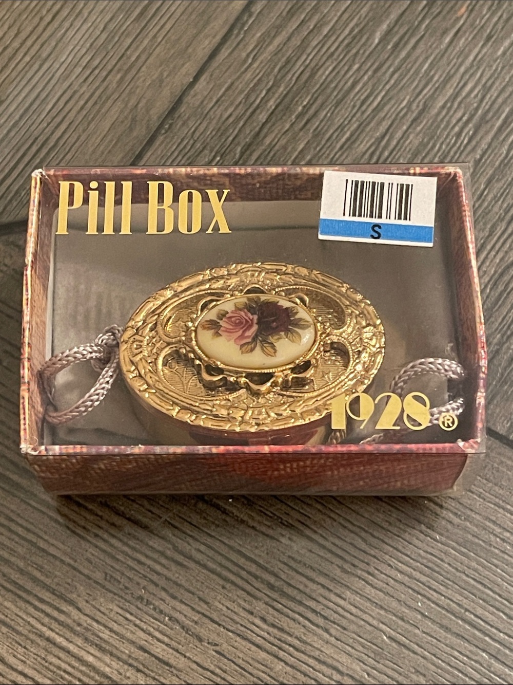 1928 Gold-tone Floral Compact with Pink Rose Oval Cameo Design